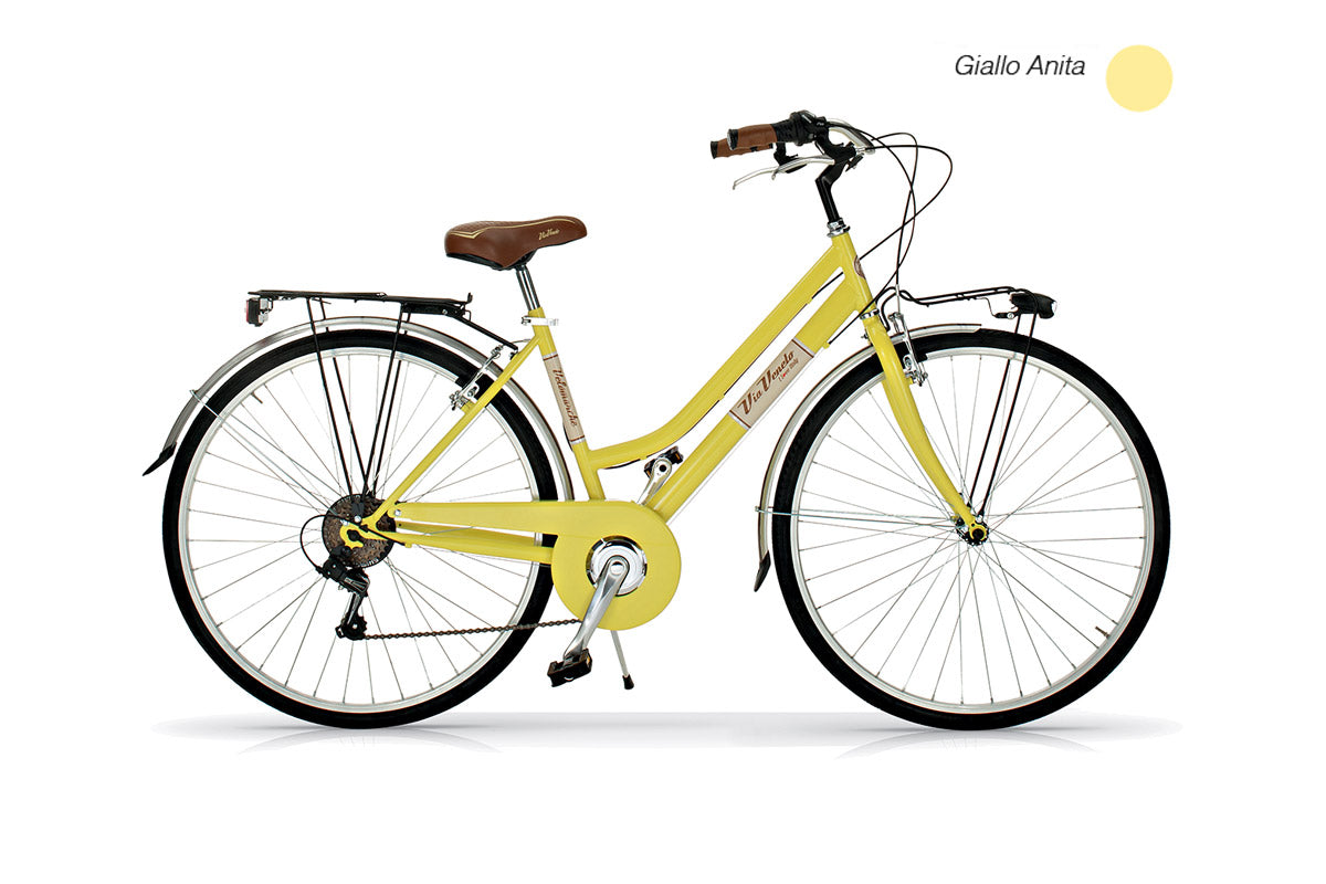 City bike via veneto gialla donna e ragazza da passeggio